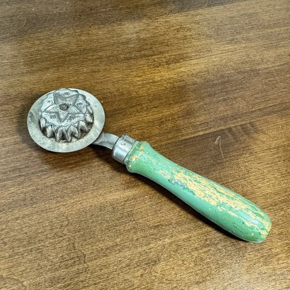 Vintage Dandy Pie Crimper Wheel Star Pattern Green Wood Handle
